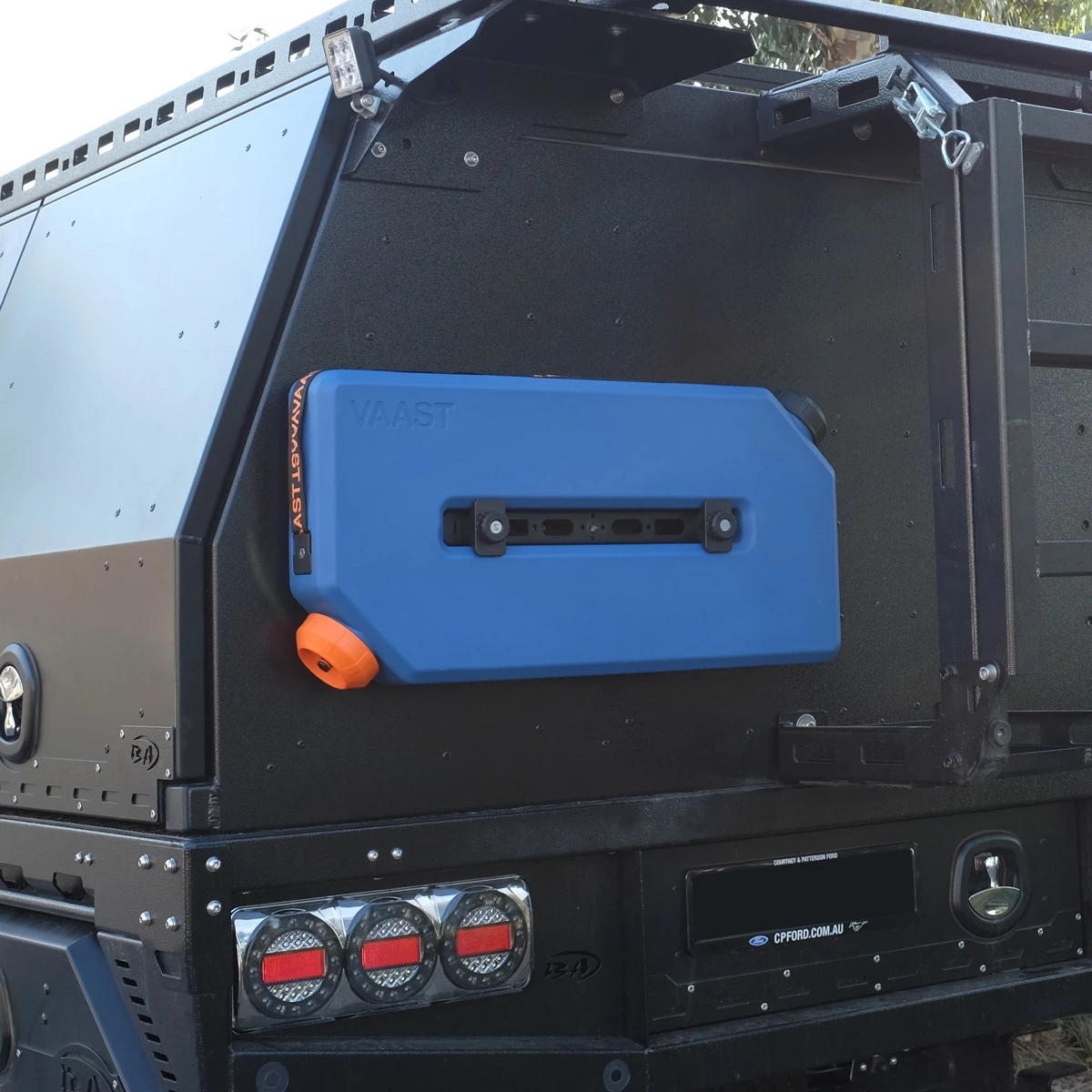 Vaast offers several mounting options, including the surface mount that attaches the G-Series tank through the center