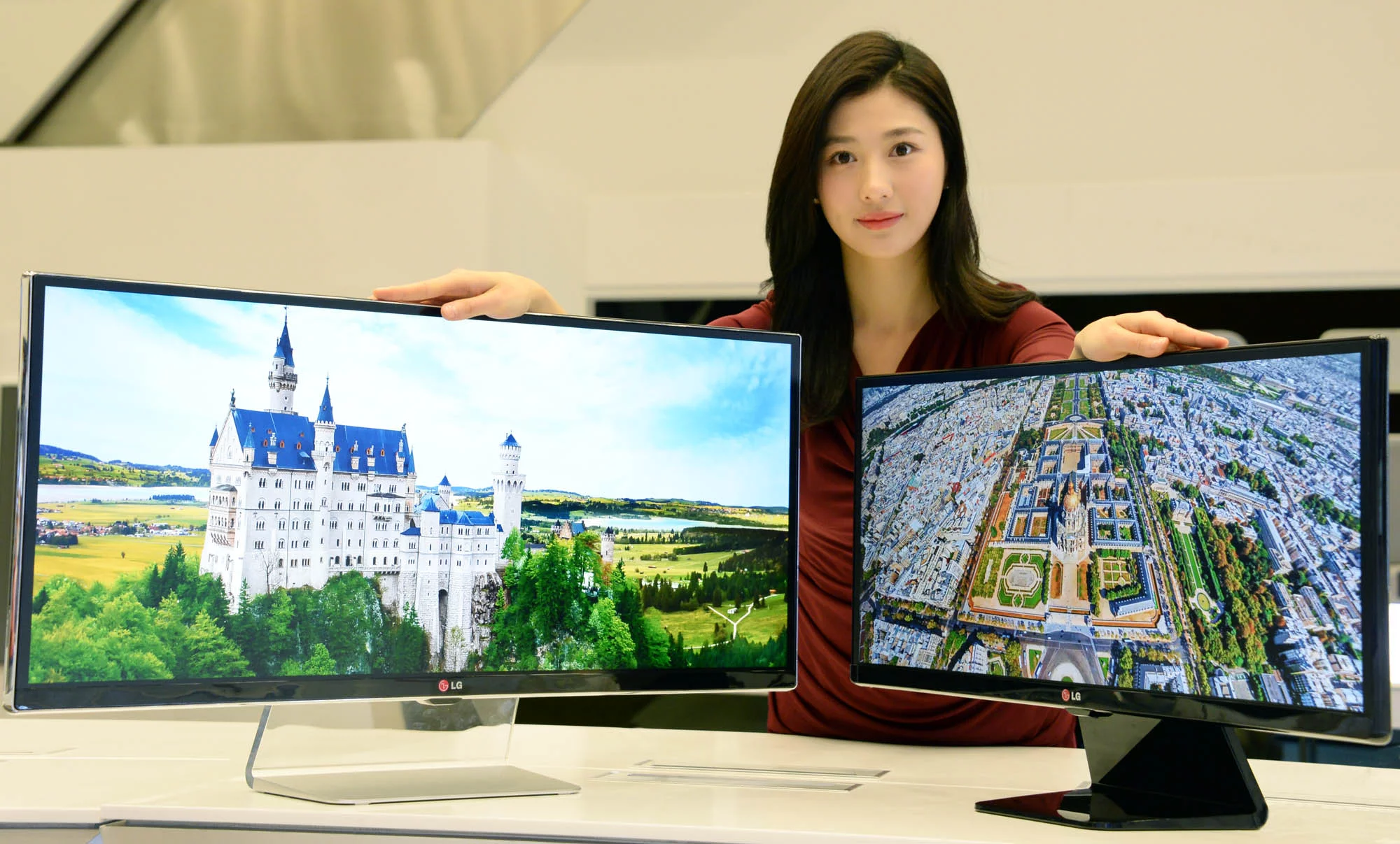 LG's 34-inch UM95 and 29-inch UM65 UltraWide monitors that will be launched at CES 2014