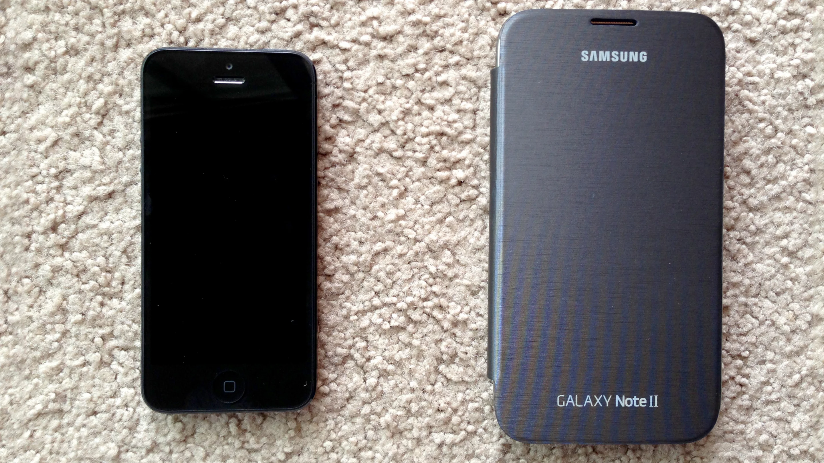 The Note 2 makes the iPhone 5 look puny