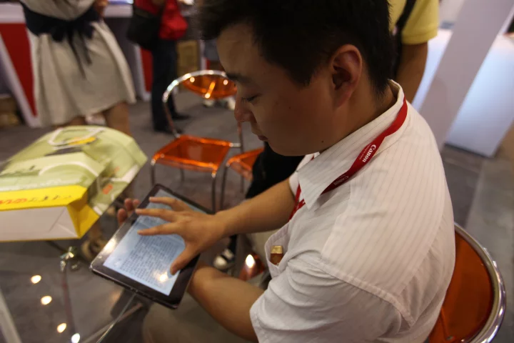 Demonstrating the B10's 1024 x 600 resolution 10.1 inch LED backlit capacitive touchscreen display