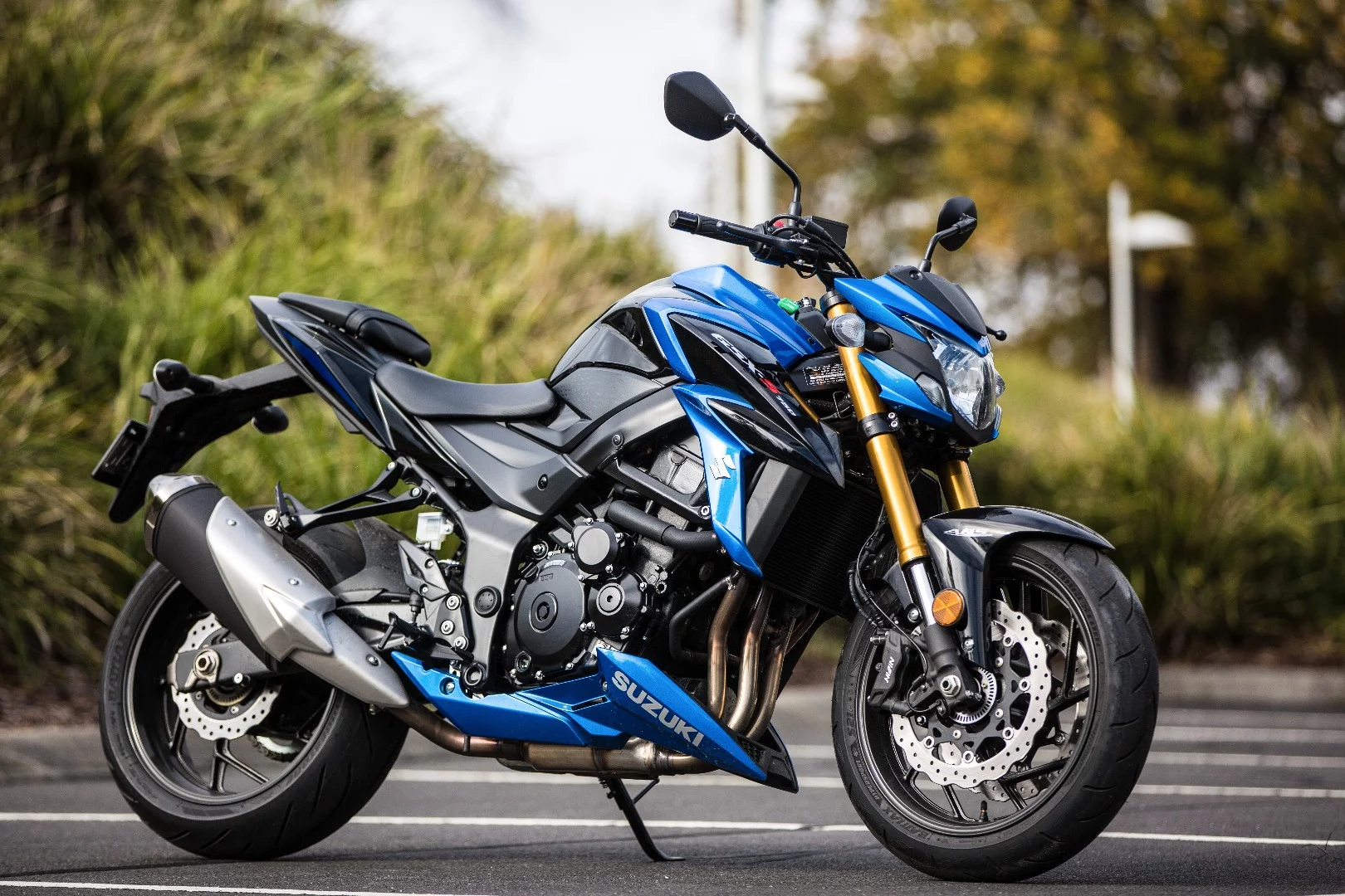 2017 Suzuki GSX-S750: comes in 4kg heavier than the 1000, but certainly feels lighter and more compact