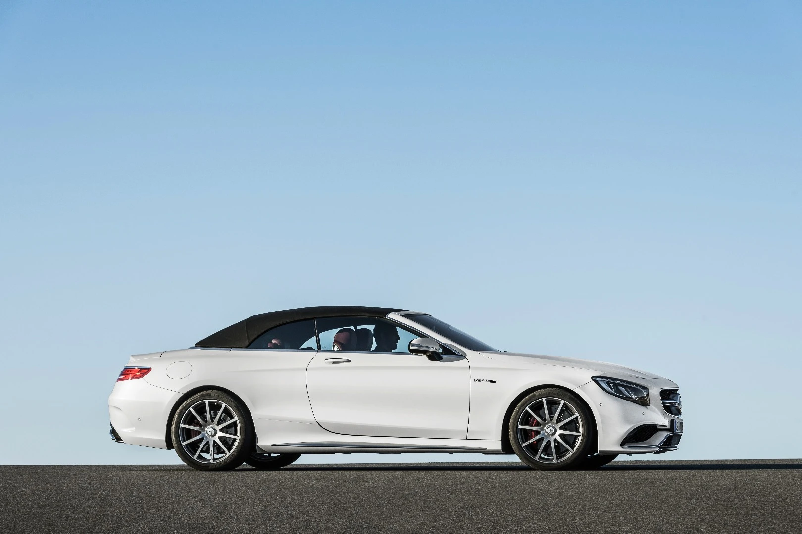 The S-Class soft top can be put up or down at up to 60 km/h.