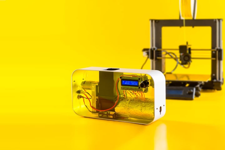 The Felfil Evo extruder works with different types of plastics, so it can be used to recycle as well as to test new polymers
