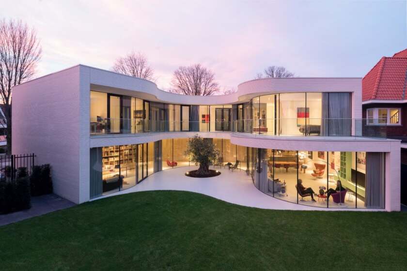 Casa Kwantes' curved form offers a visual link to all areas of the house