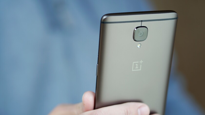 Aluminum OnePlus 3T in hand