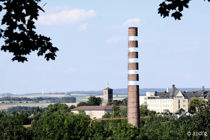 A disused smoke stack in the town of Kassel, more or less at the very heart of Germany, has undergone a peculiar transformation (Photo: asdfg)