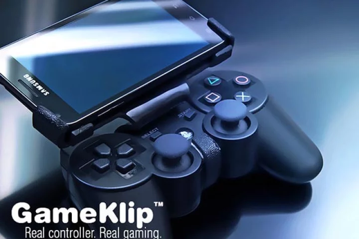 GameKlip in action - with Samsung phone and PS3 controller