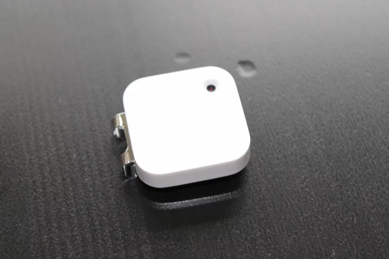 To switch the device off, it must be place lens down on a surface