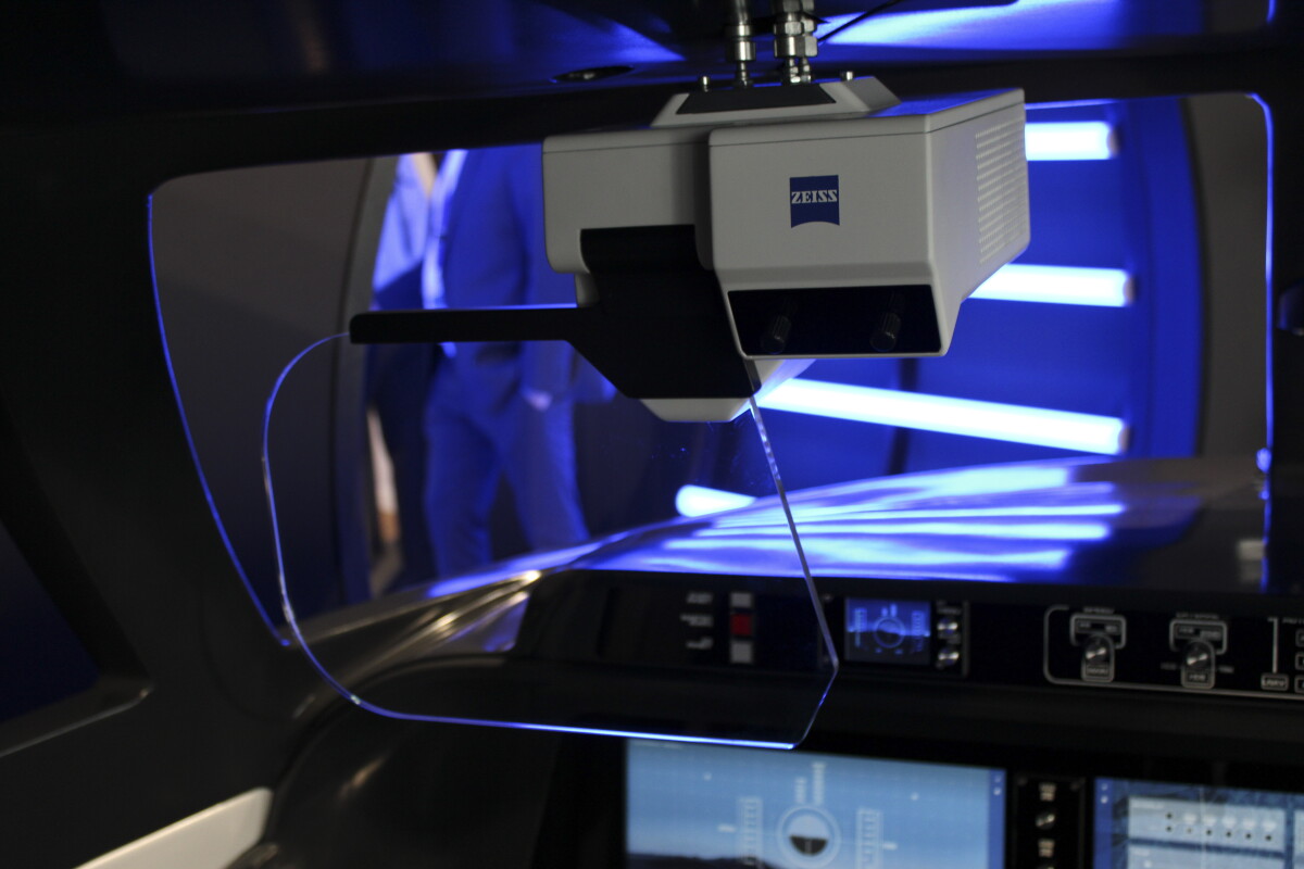 Hands-on with Zeiss's new aircraft holographic technology
