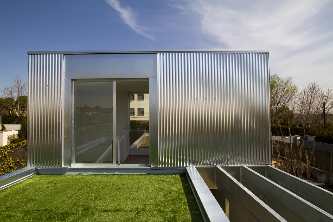 SAVMS is designed for natural cross-ventilation, and can accommodate rainwater harvesting as well as both photovoltaic and thermal solar systems(Photo: CSO Arquitectura)
