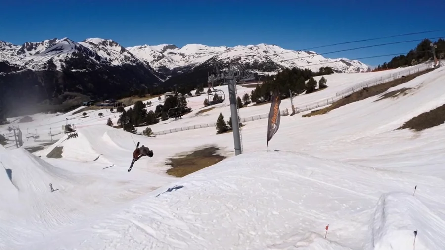 The AirDog weighs 3.9 pounds (1.7 kg), can fly up to to a speed of 40 mph (64 km/h) and has a flight time of 10-15 minutes