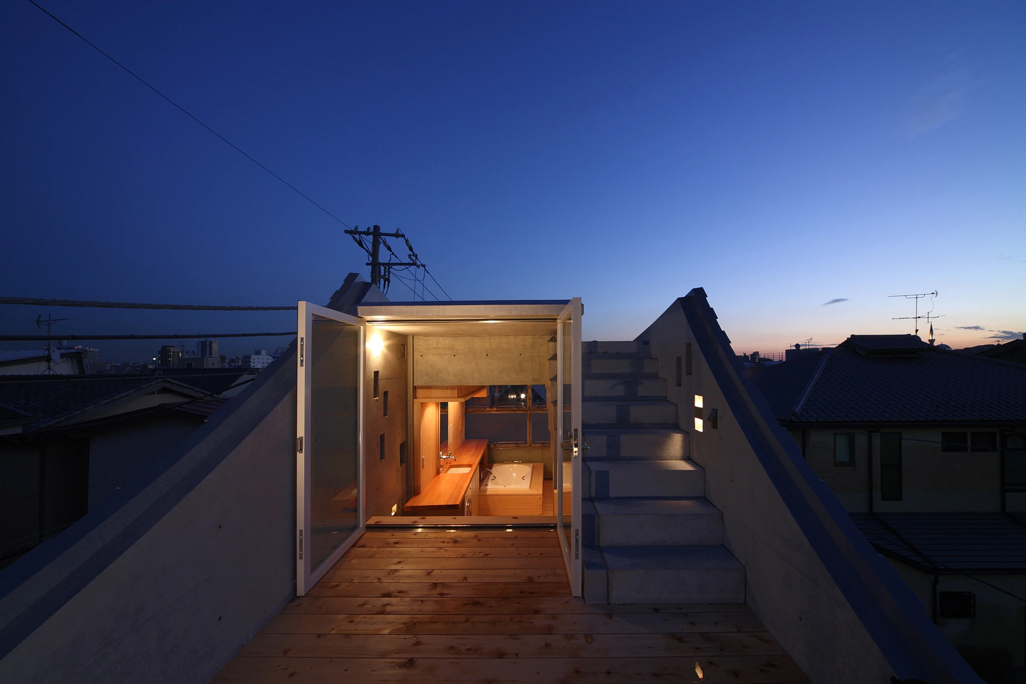 The house boasts a relatively generous rooftop terrace (Photo: Ohno Shigeru)