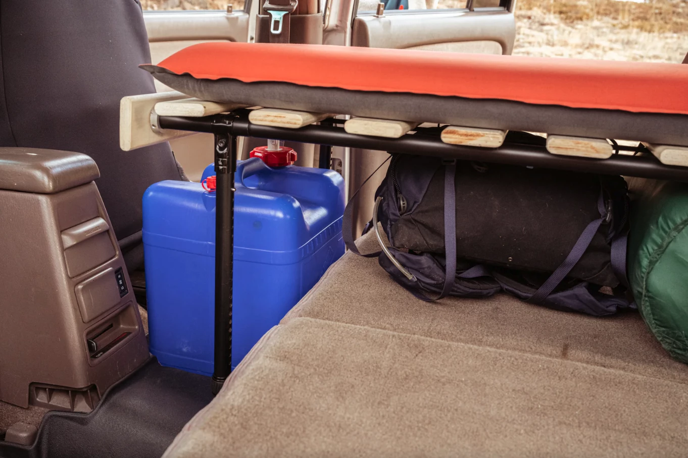 The pair of longer legs included with the Hele Box Solo ensure that users can adjust to the lower floor at the front of the platform