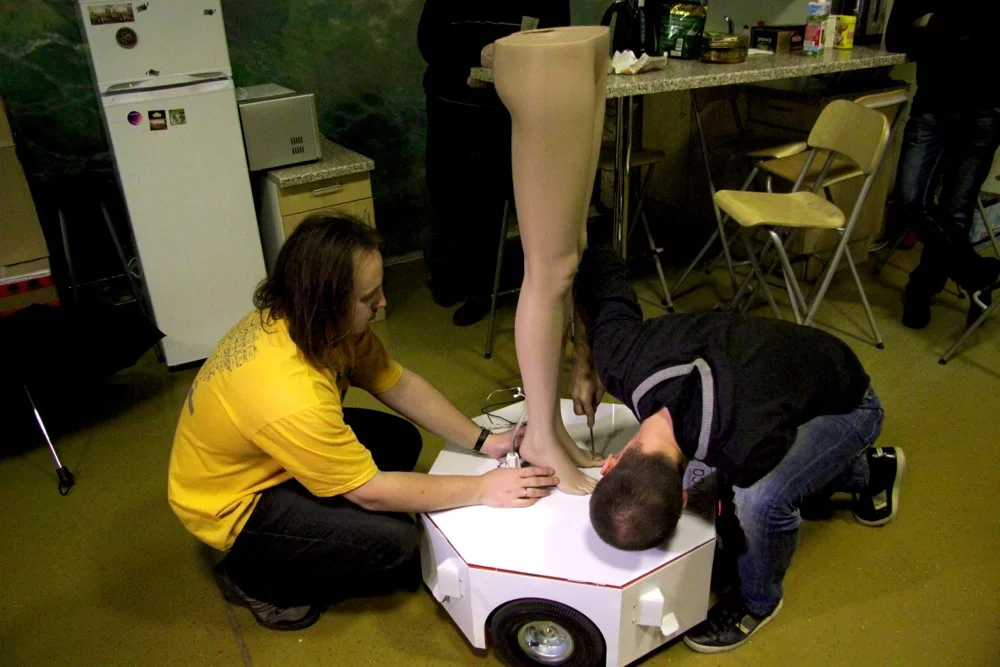 Researchers affix mannequin legs to a mobile wheel base (Photo: Mikhail Shcherbakov / Michael Vokabre)