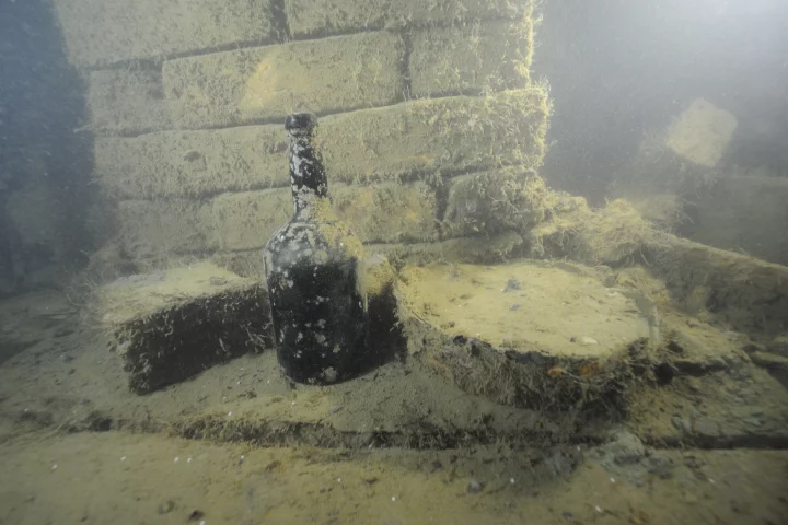 Beer salvaged from a shipwreck will be reproduced using modern industrial methods (Photo: Anders Näsman, Ålands Landskapsregering)