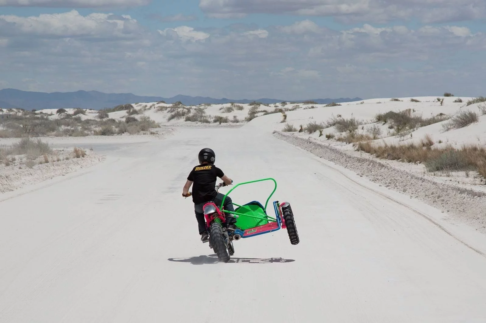 It comes equipped with a 48 mm upside-down fork from WP and a fully adjustable Öhlins shock absorber to emphasize its off-road capabilities