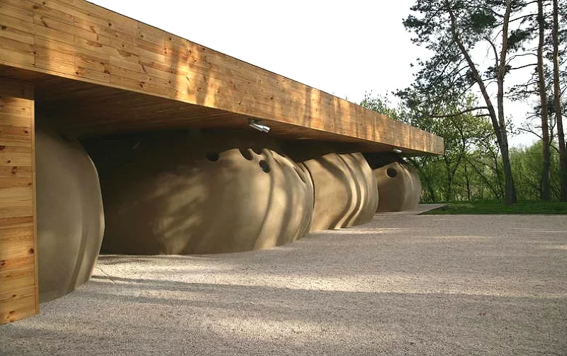 The Friend House ecohotel was built entirely of wood, clay, stone and reeds
