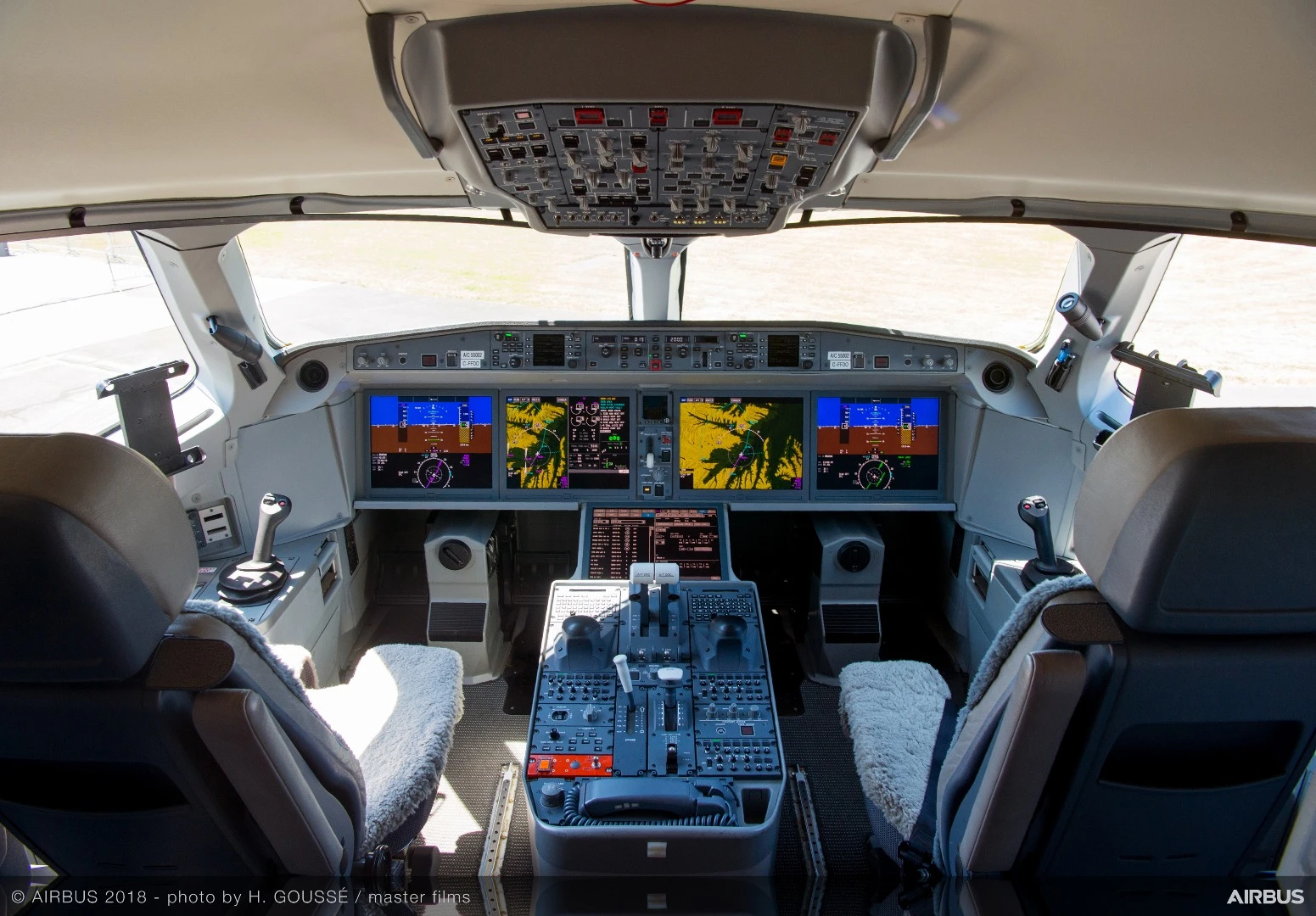 Cockpit of the A220