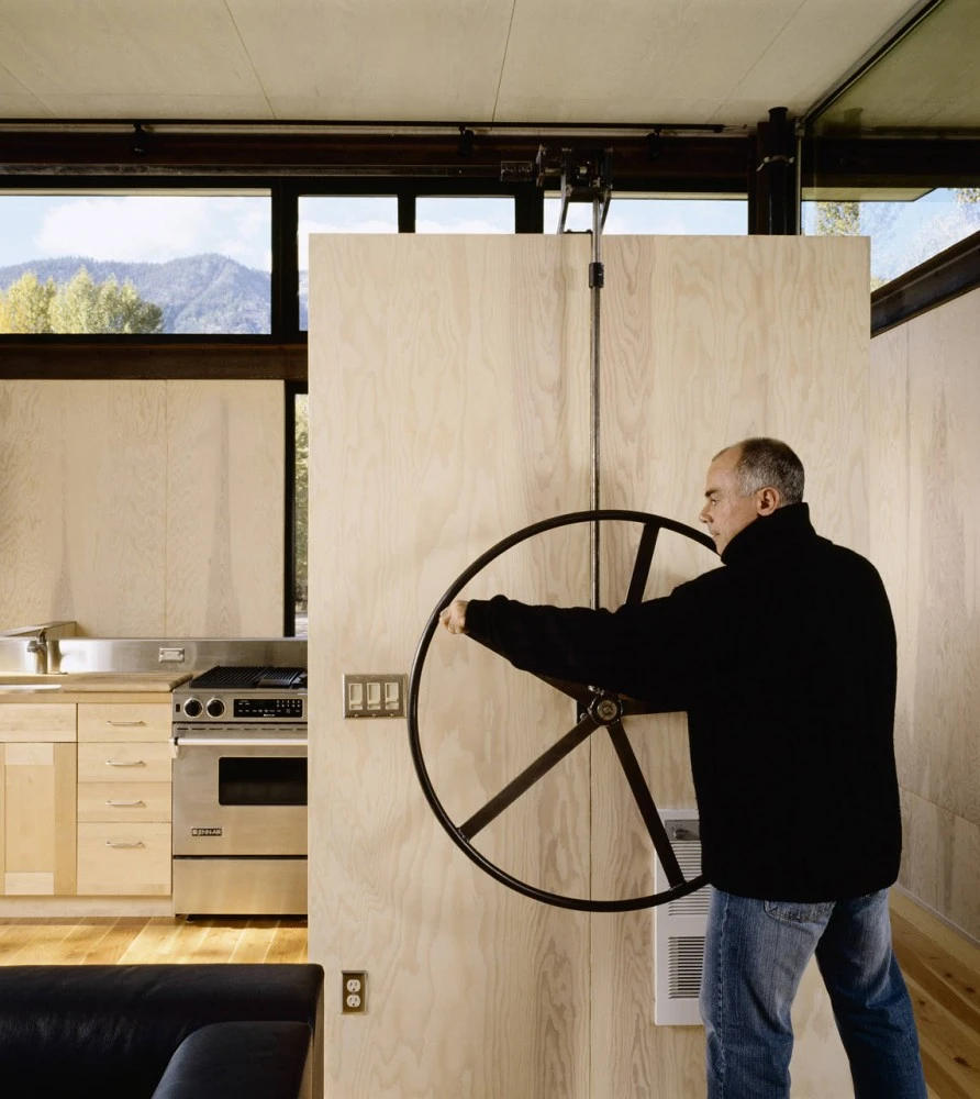 The Delta Shelter's shutter-controlling hand wheel(Photo: Benjamin Benschneider)