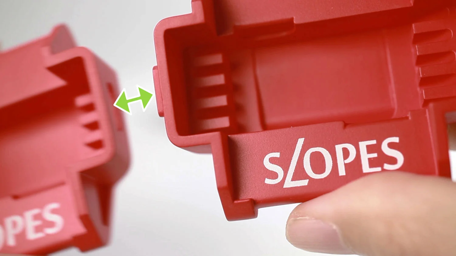 Clipping two Slopes stands together allows users to shoot 3D footage