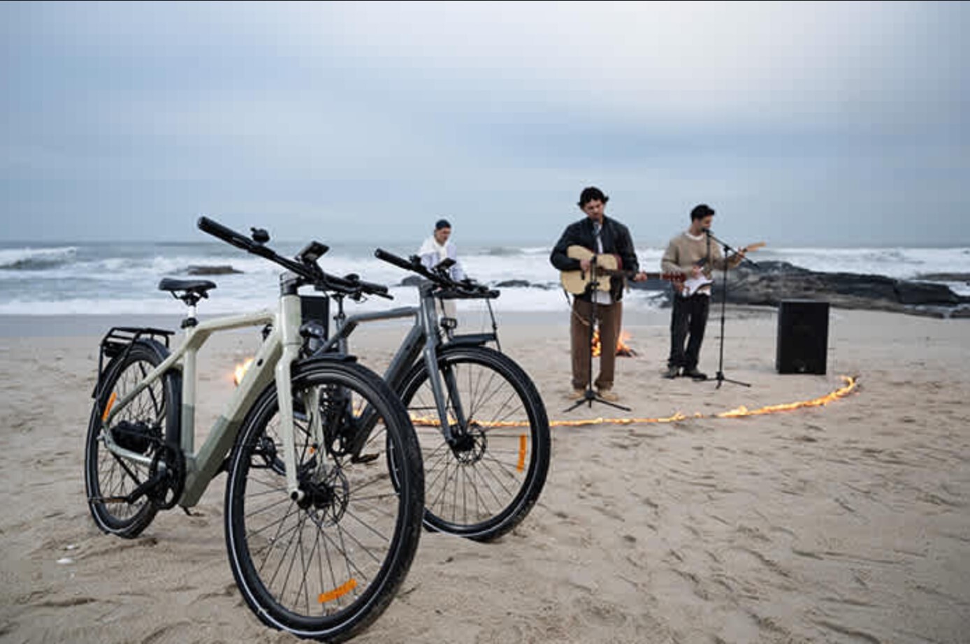 The Air 30 Ultra features a slim downtube battery that's good for up to 200 km of per-charge riding