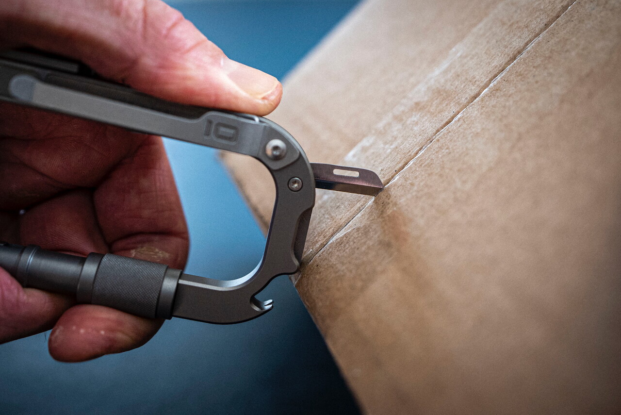 The Octo Max features a high-carbon stainless steel cutting blade