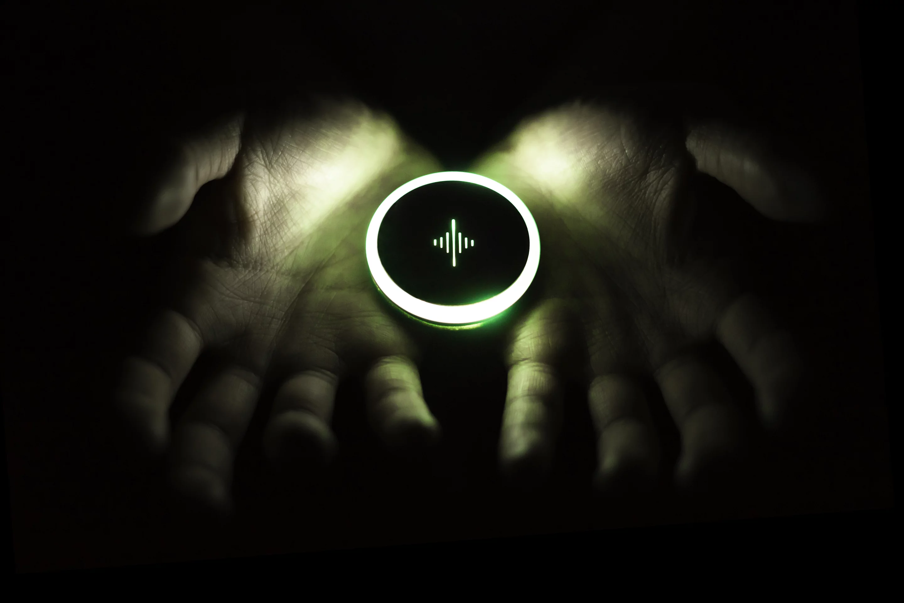 Tapping the face of the Soundbrenner Pulse is another way to set the beat