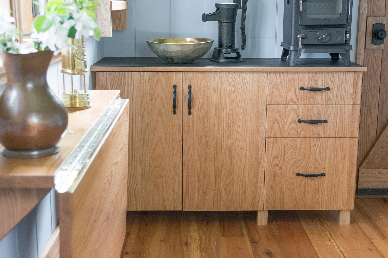 The interior of the Shepherd Hut sports modular furniture to make the most of what space is available (Photo: Güte)