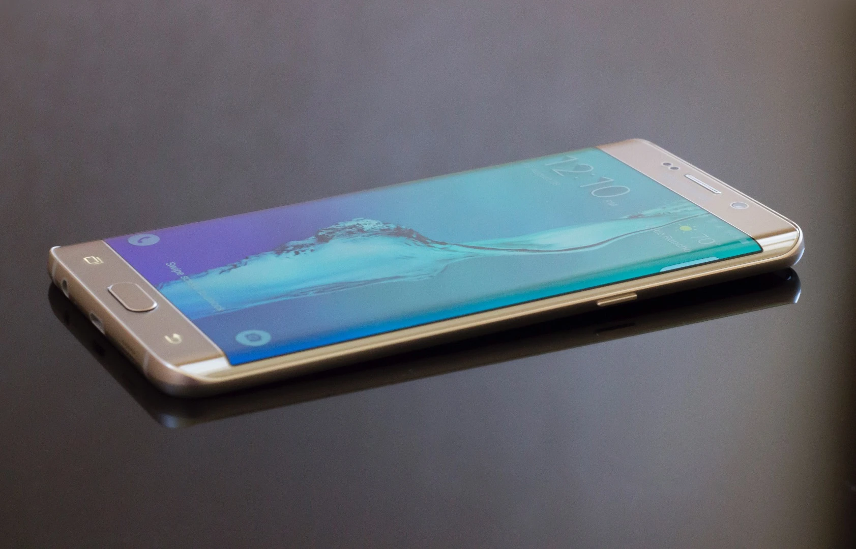 The S6 edge+ weighs a mere 153 g (5.4 oz)