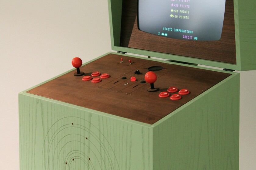 The Pixelkabinett 42 features dual joysticks which can be switched between 4-way and 8-way modes, button controls, and a speaker that's styled to look like the planet Saturn