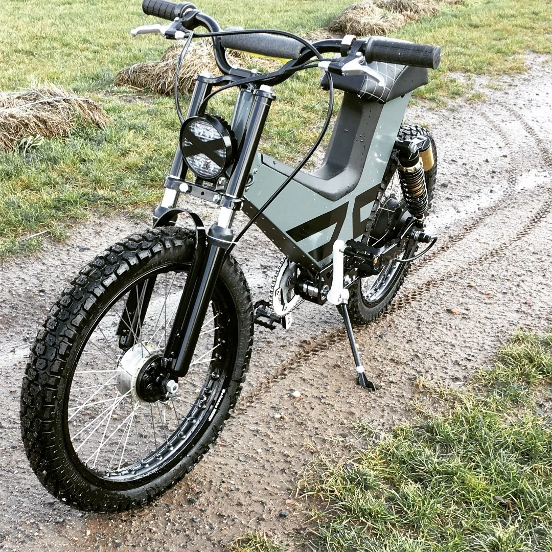 The Suru Scrambler's 48 V/816 Wh battery should be good for an all-electric range of up to 70 km on the road or 40 km in the dirt