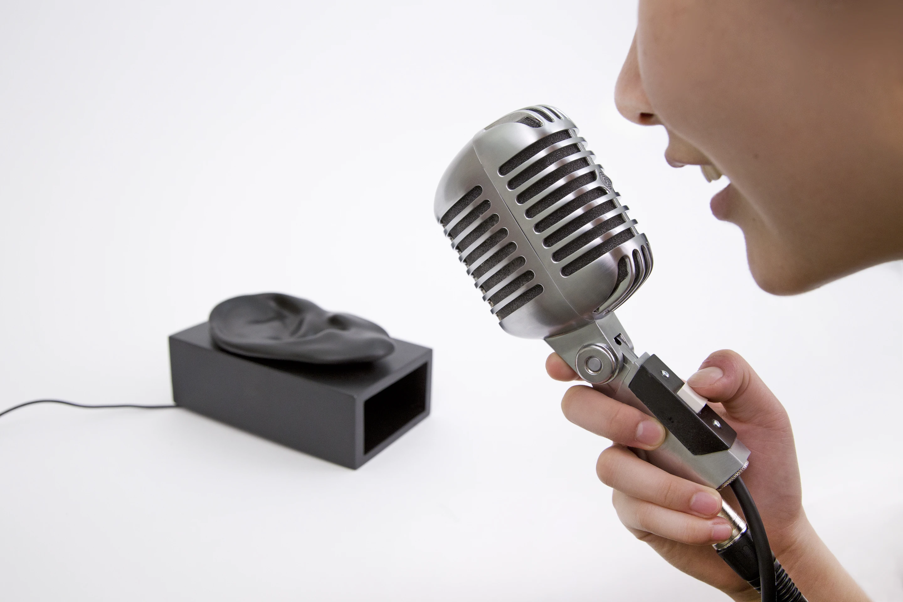 When the microphone detects a person speaking, their voice is recorded and stored as a sound loop (Photo: Disney Research)