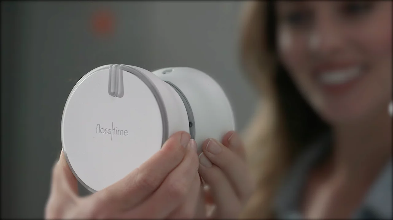 Flosstime can be mounted on the bathroom mirror/wall