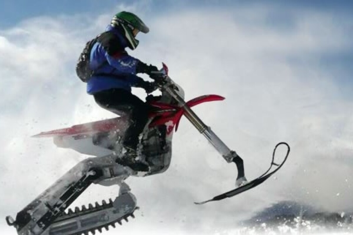The 2moto snowbike kit in action