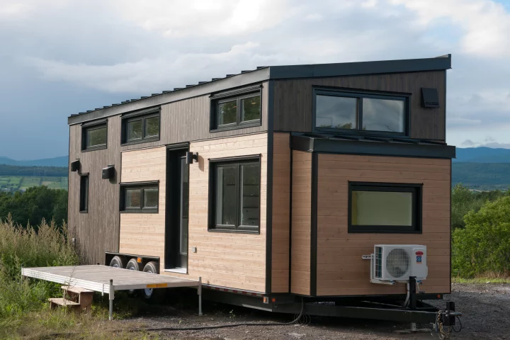 The Ébène V3 is based on a triple-axle trailer and measures 32.5 ft (10 m) in length, compared to the original model's 36 ft (11 m)