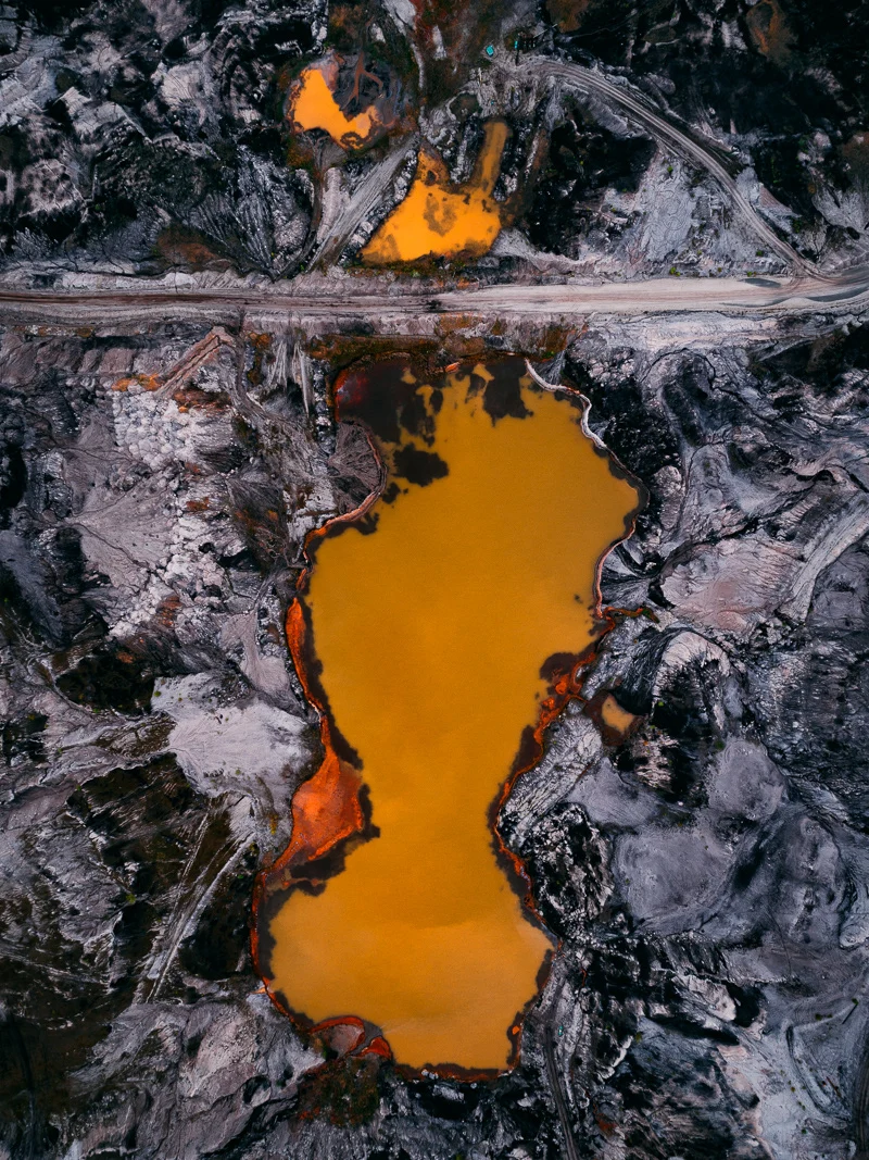The Toxic Water Series: This series examines the toxic consequences of coal mining. By mining lignite out of the ground, for which the groundwater is lowered, minerals like pyrite or marcasite come into contact with oxygen and water. This results in iron hydroxide and sulfate, which lead to discoloration of the water