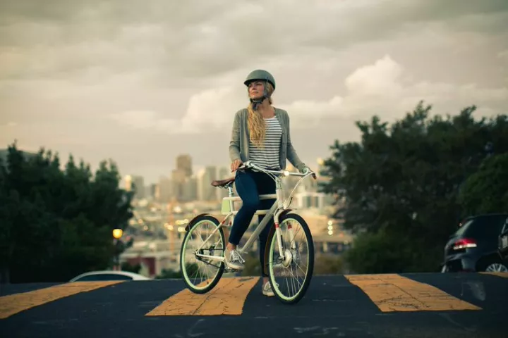 The stylish Faraday Porteur electric bicycle offers 20 miles (32 km) of pedal-assist
