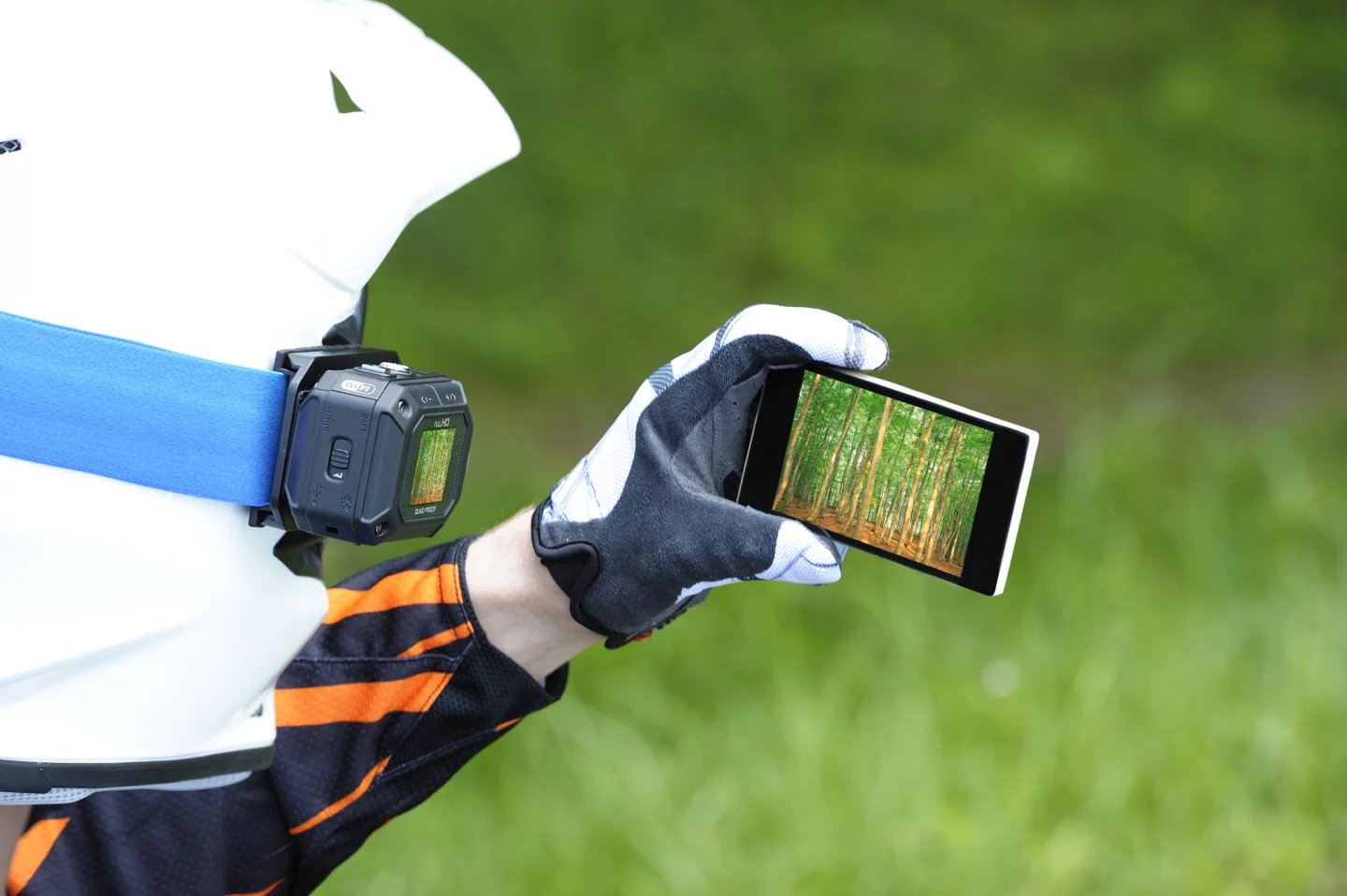 Built-in Wi-Fi caters for wireless connection to a smartphone for monitoring the image and remote control functionality via free-to-download iOS and Android apps