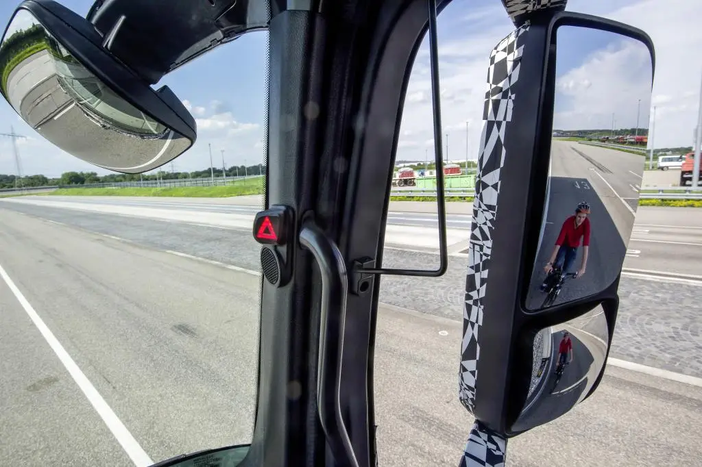 If a hazard becomes a collision risk, the LED will flash red and a warning buzzer will sound