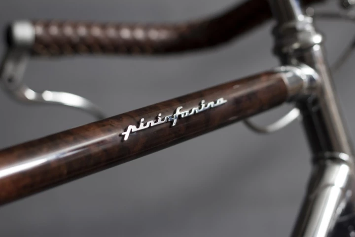The Fuoriserie's walnut wood-veneered top tube