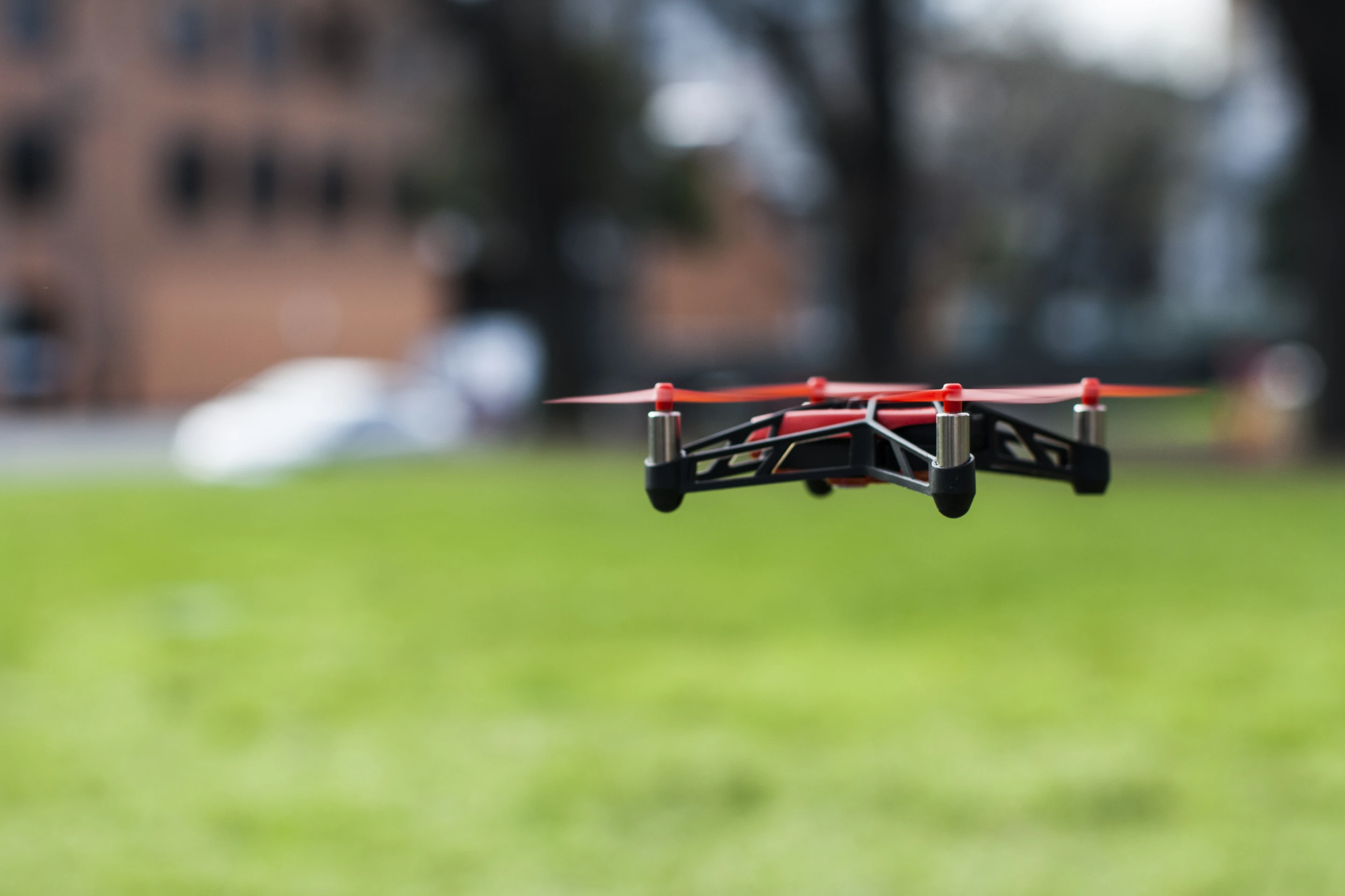 Gizmag takes Parrot's latest smartphone-controlled UAV, the Rolling Spider Minidrone, for a spin (Photo: Nick Lavars/Gizmag)