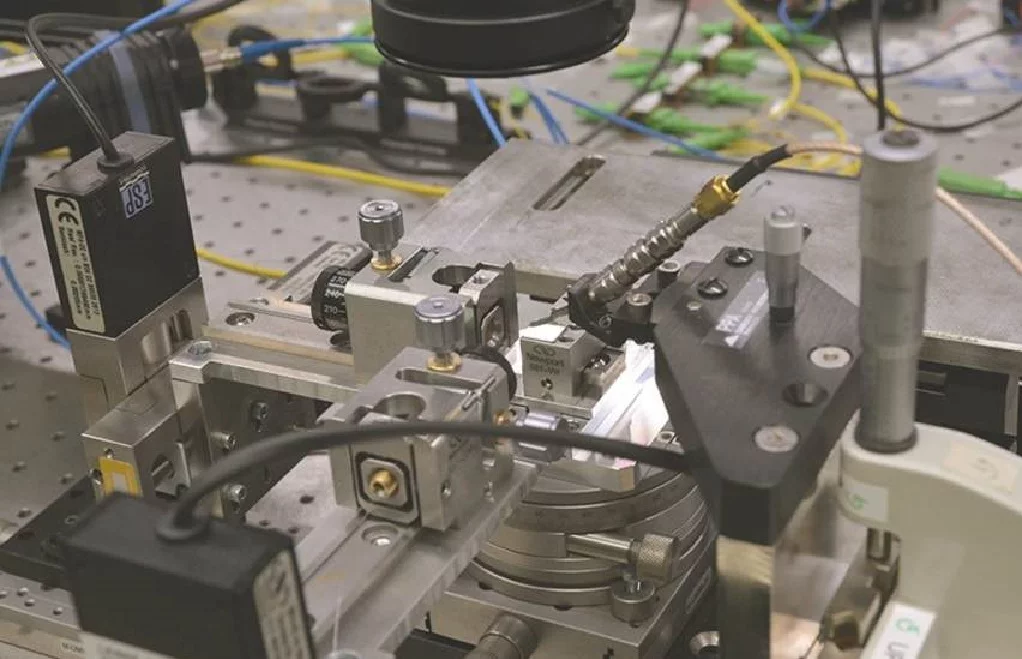 The experimental apparatus containing the optical switching device