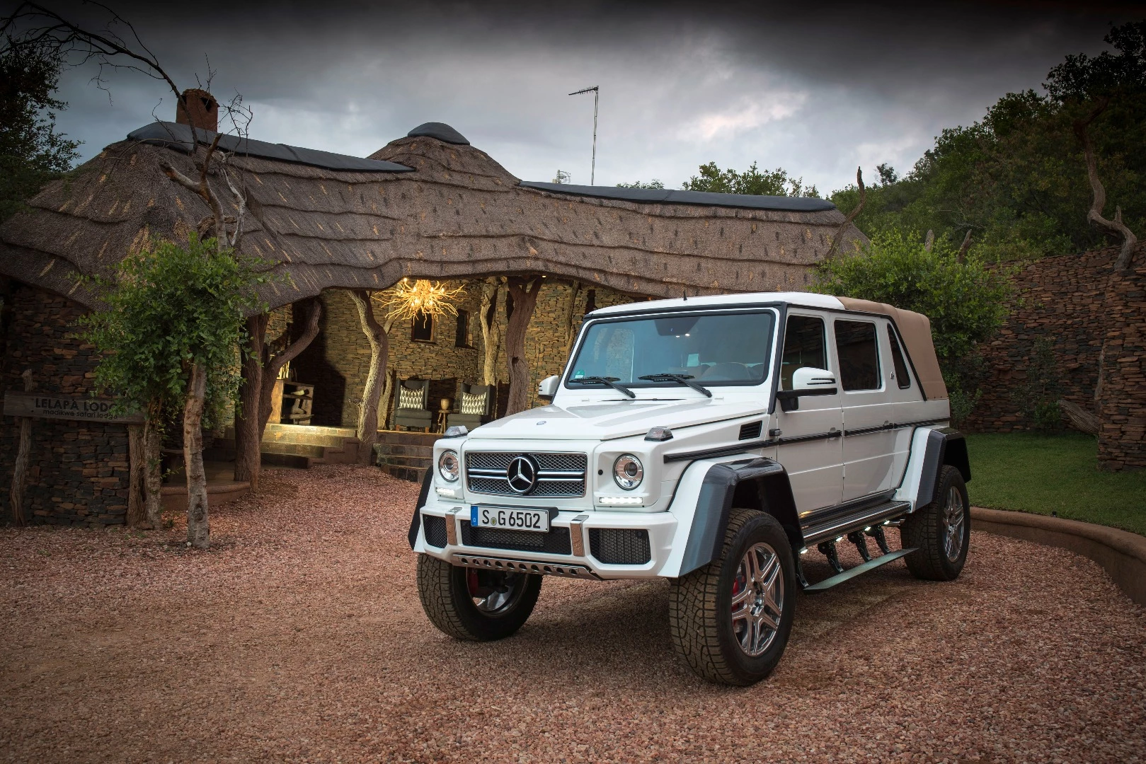 An ultra-premium hardcore off-roader designed to shuttle folks around limousine-style? That about sums up the Maybach G650 Landaulet