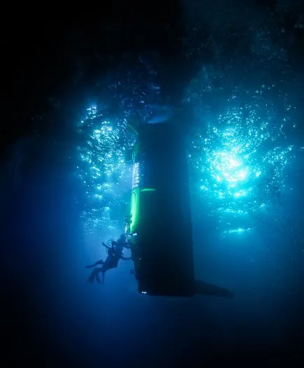 Divers prepare to launch DEEPSEA CHALLENGER on a six-hour, 1000m-deep (3,280-foot-deep) test dive off Papua New Guinea on February 23(Photo: Mark Thiessen/National Geographic)