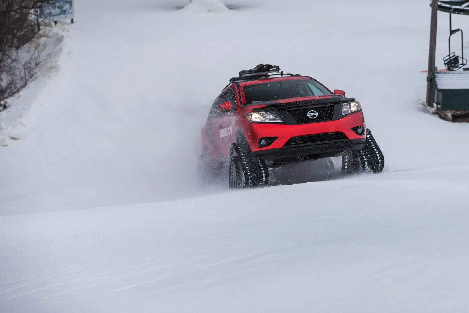 The Pathfinder Winter Warrior concept has an 89-in (226-cm) track width and 13.5-in (34-cm) clearance