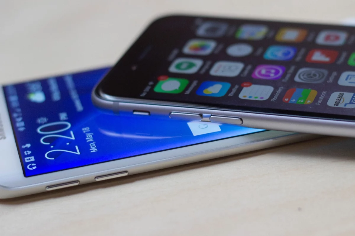 Gizmag goes hands-on to compare the features and specs of the Samsung Galaxy S6 (and GS6 edge, pictured) with the Apple iPhone 6