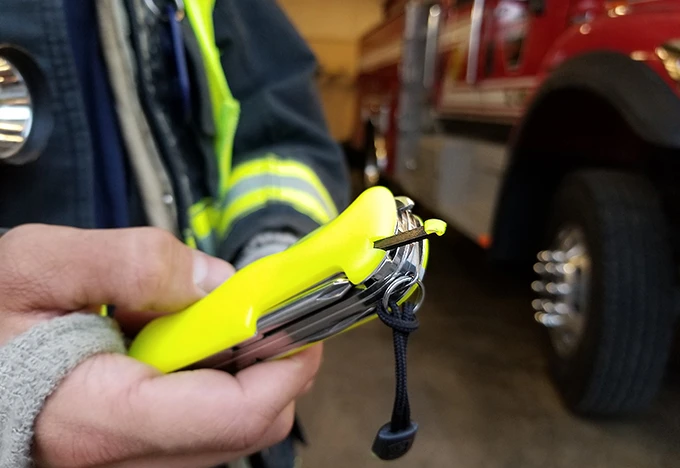 With its glow-in-the-dark, injection-molded thumb tab, the Firefly is designed to be easy to pull out, day or night