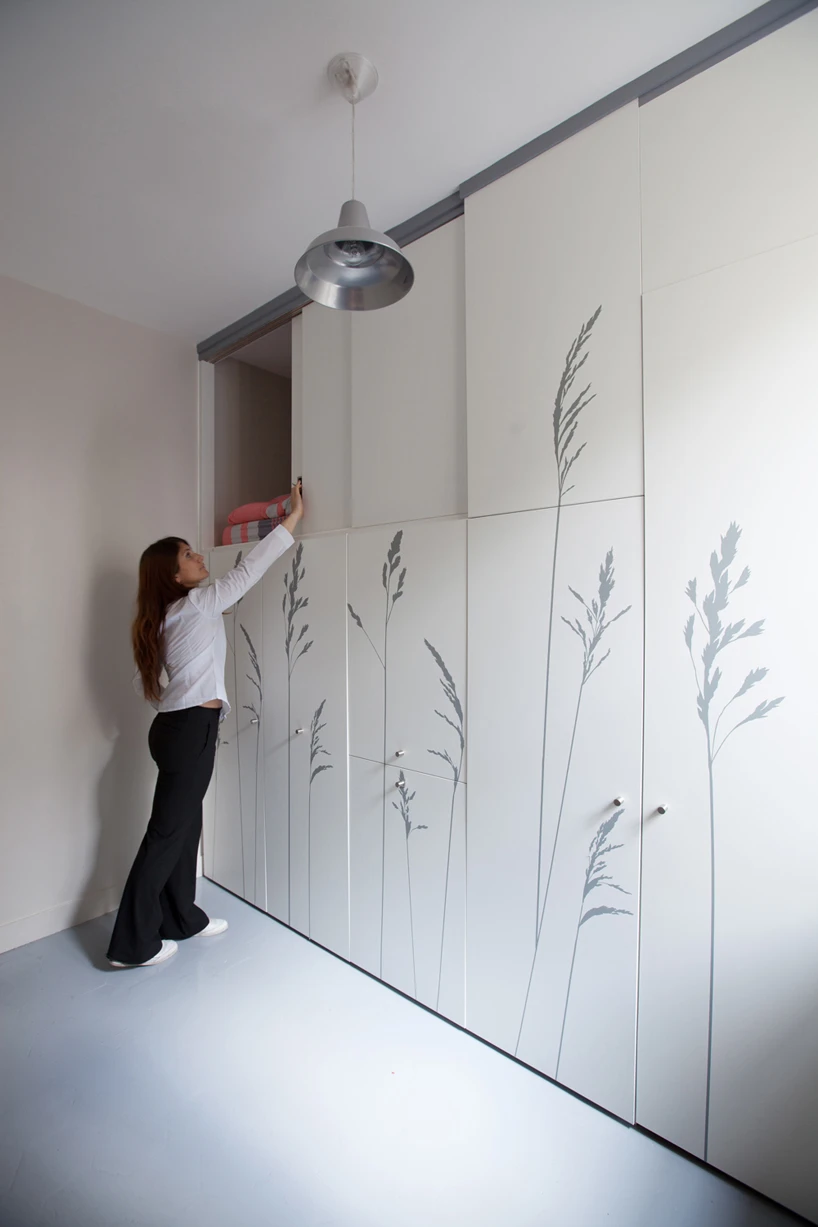 A raised sleeping space is hidden behind a sliding doors (Photo: Fabienne Delafraye)