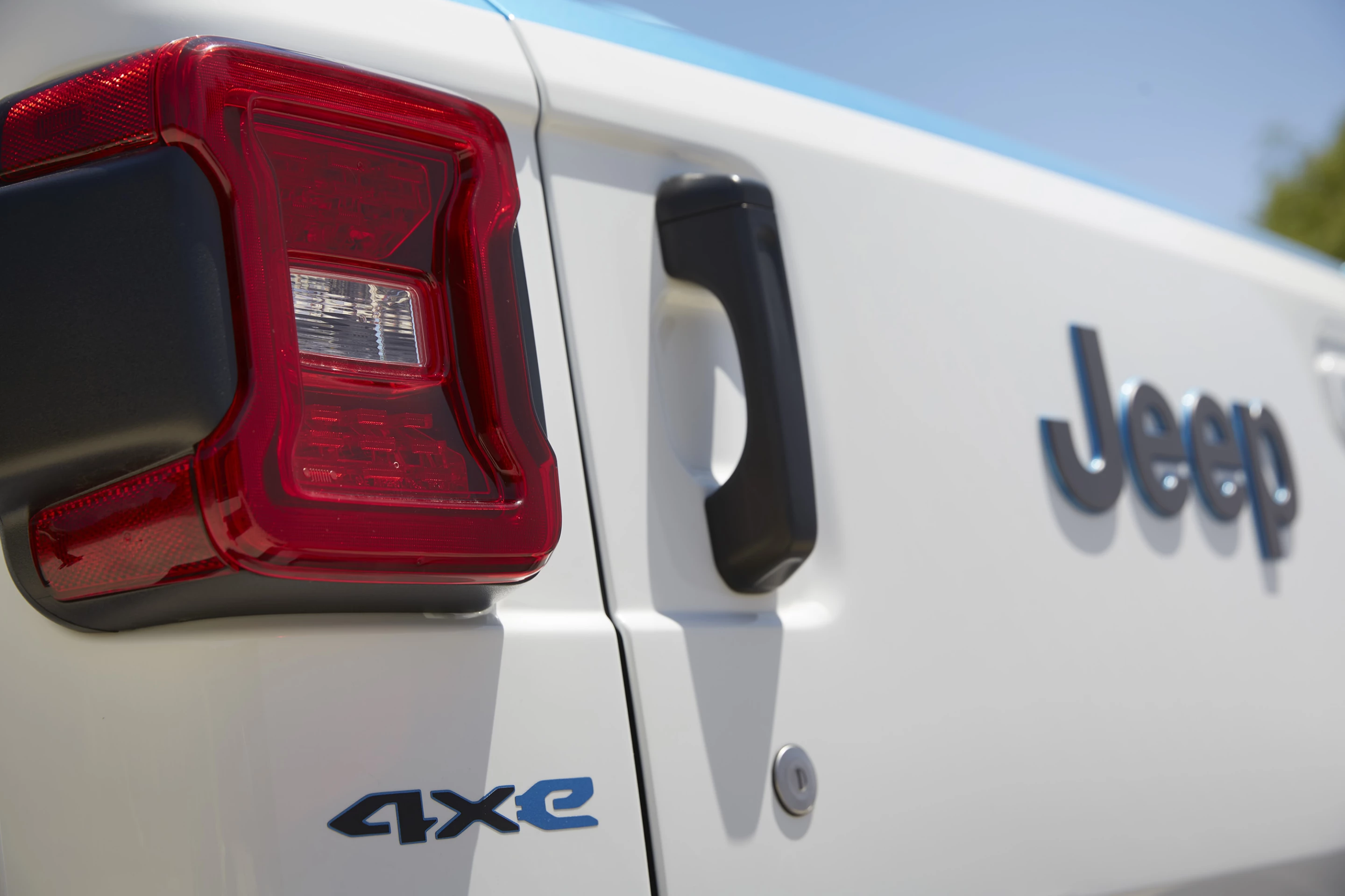 The Jeep Wrangler Magneto concept takes a step beyond the Wrangler 4xe hybrid in fully electrifying Jeep's most iconic 4x4