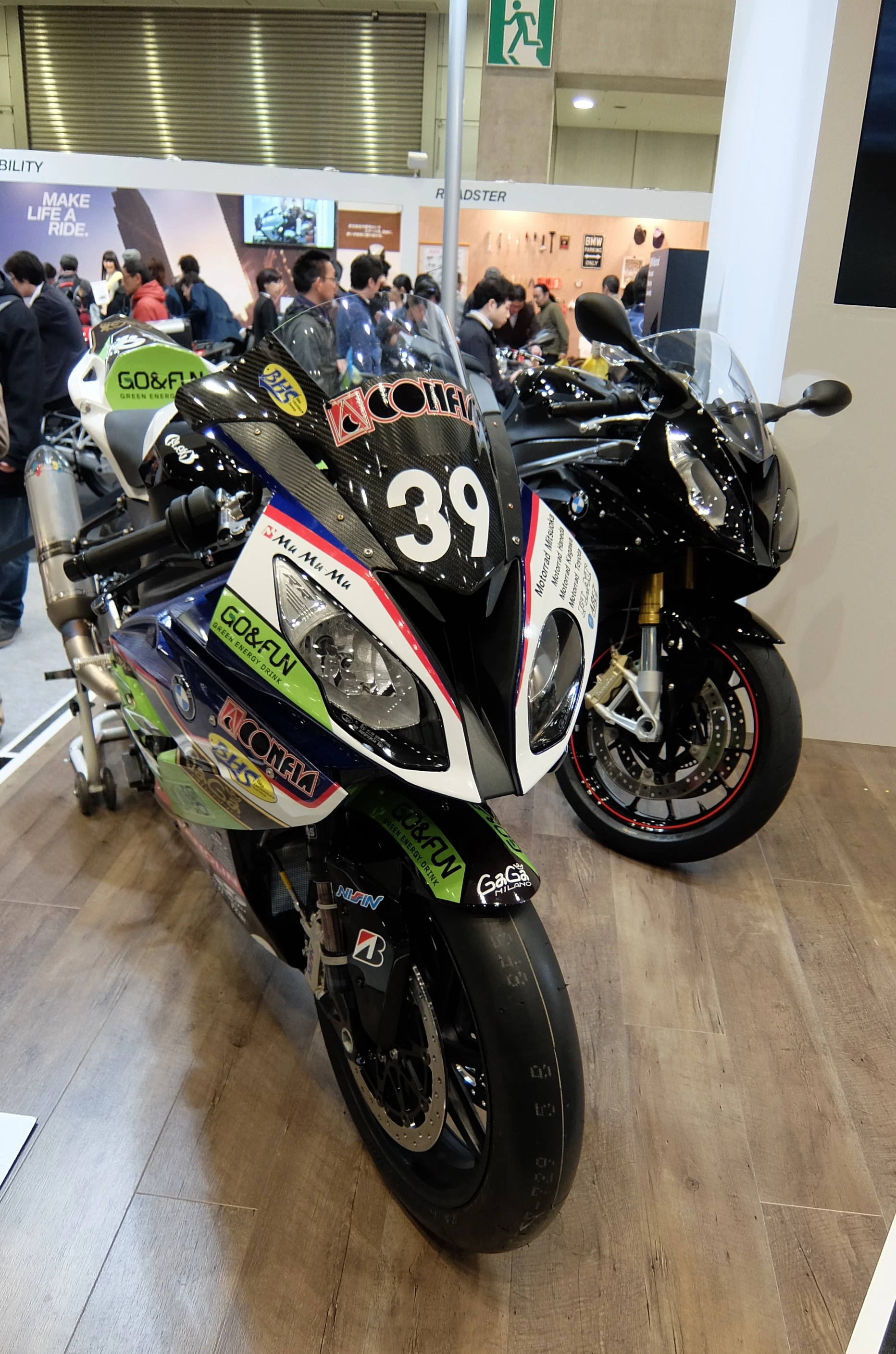 Race and Street versions of the BMW S 1000RR (Photo: Stephen Clemenger/Gizmag.com)